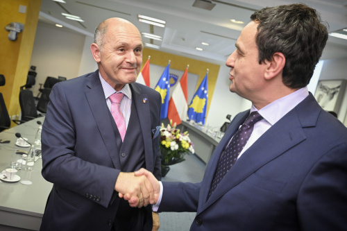 Von links: Nationalratspräsident Wolfgang Sobotka (ÖVP), Premierminister Albin Kurti