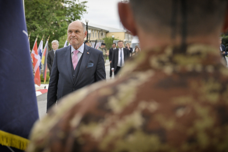 Höflichkeitsbesuch bei KFOR Kommandant - Stellvertreter Brigadier General József Szpisják. Von links: KFOR Kommandant - Stellvertreter Brigadier General József Szpisják, Nationalratspräsident Wolfgang Sobotka (ÖVP),