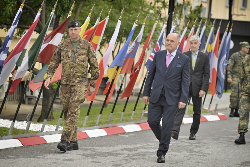 Höflichkeitsbesuch bei KFOR Kommandant - Stellvertreter Brigadier General József Szpisják. Von links: KFOR Kommandant - Stellvertreter Brigadier General József Szpisják, Nationalratspräsident Wolfgang Sobotka (ÖVP),