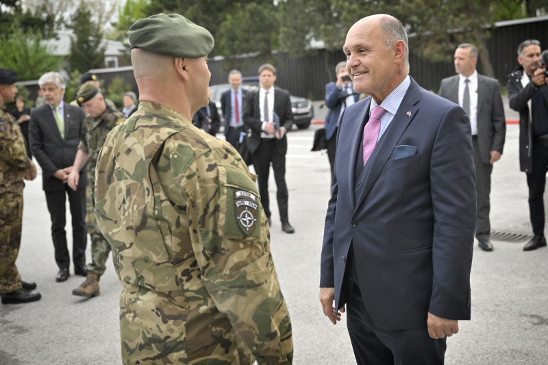 Höflichkeitsbesuch bei KFOR Kommandant - Stellvertreter Brigadier General József Szpisják. Von links: KFOR Kommandant - Stellvertreter Brigadier General József Szpisják, Nationalratspräsident Wolfgang Sobotka (ÖVP),