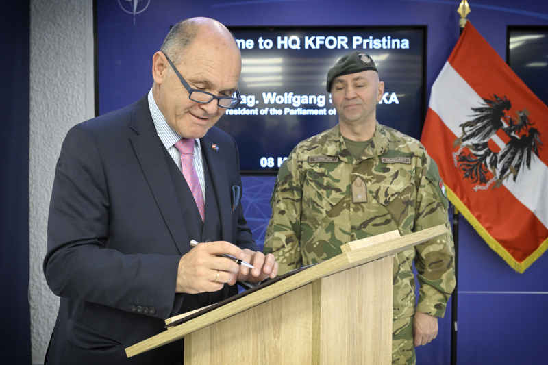 Höflichkeitsbesuch bei KFOR Kommandant - Stellvertreter Brigadier General József Szpisják. Von links:  Nationalratspräsident Wolfgang Sobotka (ÖVP), KFOR Kommandant - Stellvertreter Brigadier General József Szpisják