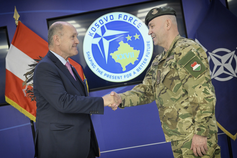 Höflichkeitsbesuch bei KFOR Kommandant - Stellvertreter Brigadier General József Szpisják. Von links:  Nationalratspräsident Wolfgang Sobotka (ÖVP), KFOR Kommandant - Stellvertreter Brigadier General József Szpisják