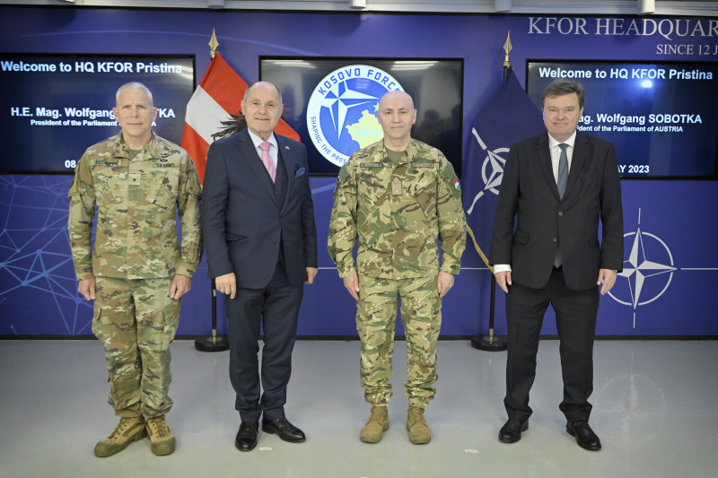 Höflichkeitsbesuch bei KFOR Kommandant - Stellvertreter Brigadier General József Szpisják. Von links: KFOR Kommandant Brigadier General John Bozicevic, Nationalratspräsident Wolfgang Sobotka (ÖVP), KFOR Kommandant - Stellvertreter Brigadier General József Szpisják, Botschafter Christoph Weidinger