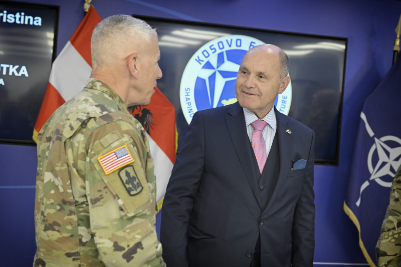 Höflichkeitsbesuch bei KFOR Kommandant - Stellvertreter Brigadier General József Szpisják. Von links: KFOR Kommandant Brigadier General John Bozicevic, Nationalratspräsident Wolfgang Sobotka (ÖVP)
