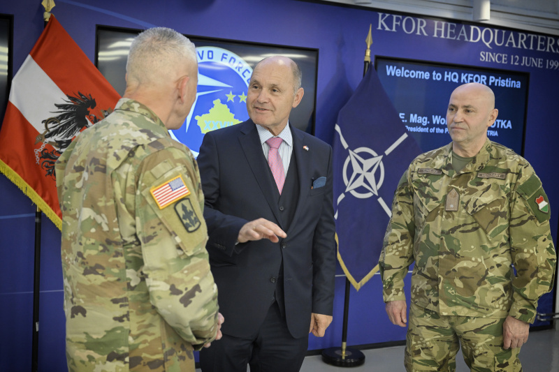 Höflichkeitsbesuch bei KFOR Kommandant - Stellvertreter Brigadier General József Szpisják. Von links: KFOR Kommandant Brigadier General John Bozicevic, Nationalratspräsident Wolfgang Sobotka (ÖVP), KFOR Kommandant - Stellvertreter Brigadier General József Szpisják