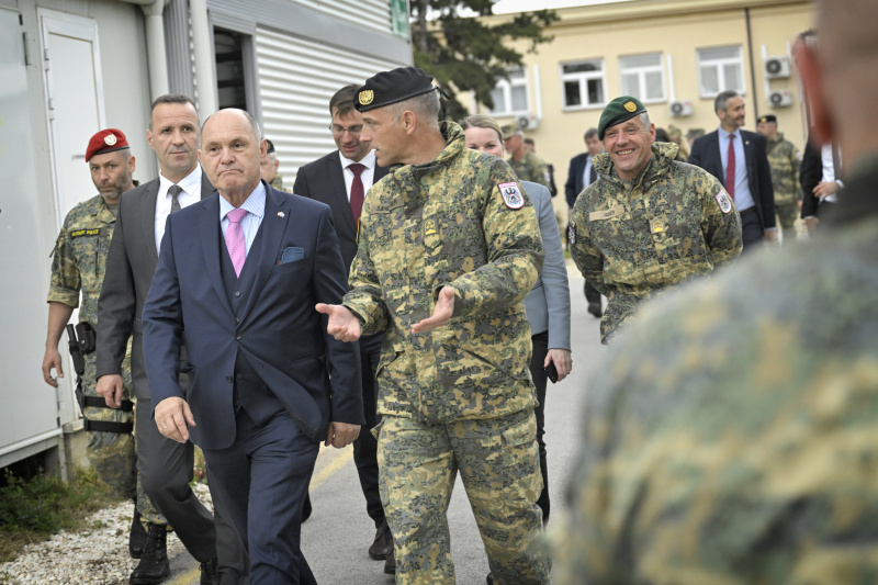 Treffen mit Angehörigen des österreichischen KFOR-Kontingentes. Von links: Nationalratspräsident Wolfgang Sobotka (ÖVP), KFOR Oberst Berthold Sandtner