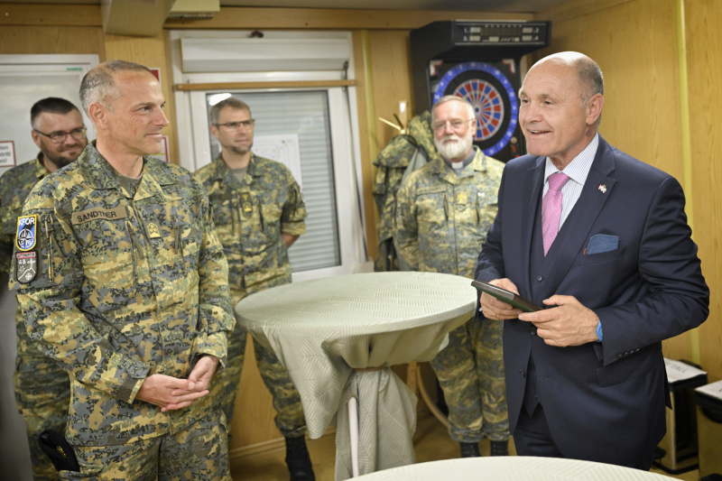 Nationalratspräsident Wolfgang Sobotka (ÖVP) beim Treffen mit Angehörigen des österreichischen KFOR-Kontingentes