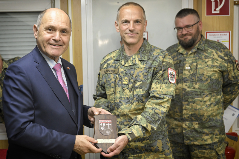 Treffen mit Angehörigen des österreichischen KFOR-Kontingentes. Von links: Nationalratspräsident Wolfgang Sobotka (ÖVP), KFOR Oberst Berthold Sandtner