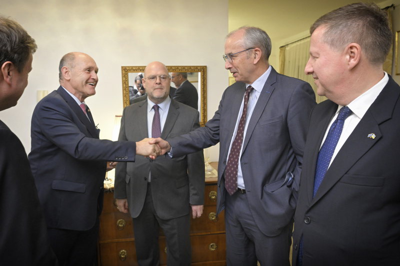 Empfang in der Österreichischen Residenz. Von links: Nationalratspräsident Wolfgang Sobotka (ÖVP), US-Botschafer im Kosovo Jeffrey Hovenier, OSZE Head of Mission Michael Davenport, EU-Botschafter Tomáš Szunyog