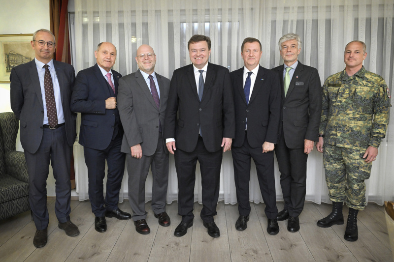 Empfang in der Österreichischen Residenz. Von links: OSZE Head of Mission Michael Davenport, Nationalratspräsident Wolfgang Sobotka (ÖVP), US-Botschafer im Kosovo Jeffrey Hovenier, Botschafter Christoph Weidinger, EU-Botschafter Tomáš Szunyog, Parlamentsdirektor Harald Dossi, KFOR Oberst Georg Podlipny
