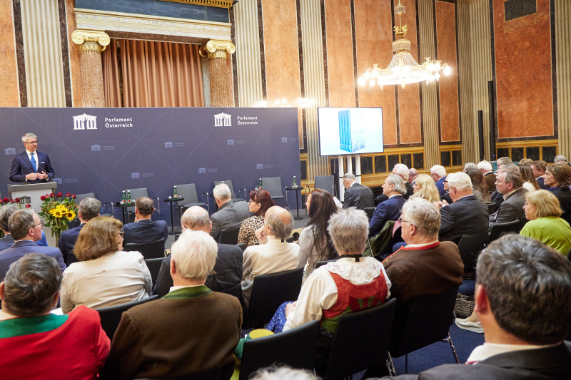 Eröffnungsworte von Parlamentsvizedirektor Alexis Wintoniak. Blick Richtung Veranstaltungsteilnehmer:innen