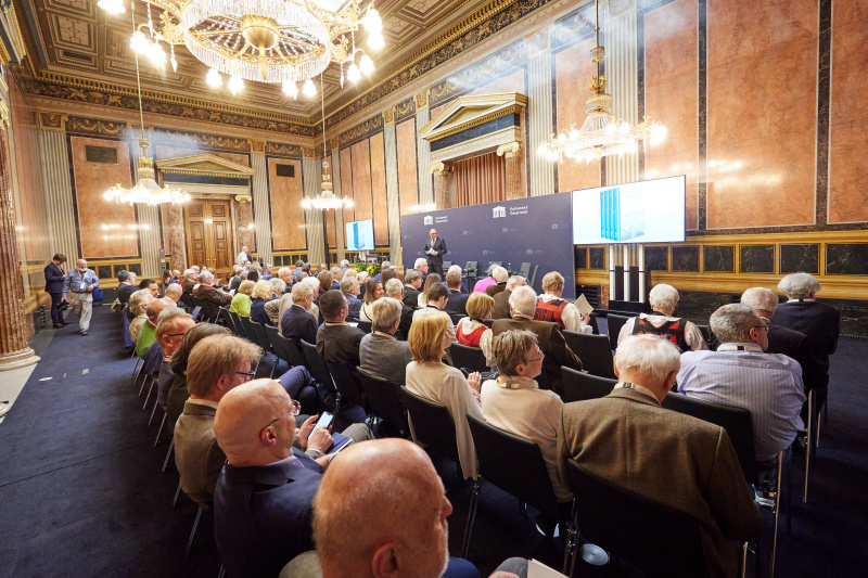 Moderation durch Elmar Thaler - Verleger,  effekt! Verlag. Blick Richtung Veranstaltungsteilnehmer:innen