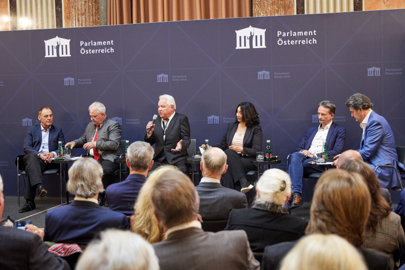 Podiumsdiskussion mit den Südtirol-Sprecher der Parlamentsklubs. Von links: Nationalratsabgeordneter Peter Wurm (FPÖ), Nationalratsabgeordneter Hermann Gahr (ÖVP), Oberst des höheren militärfachlichen Dienstes Hubert Speckner, Nationalratsabgeordnete Selma Yildirim (SPÖ), Nationalratsabgeordneter Hermann Weratschnig (GRÜNE), Nationalratsabgeordneter Helmut Brandstätter (NEOS)