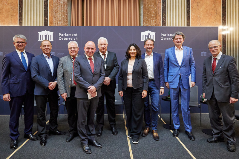 Von links: Parlamentsvizedirektor Alexis Wintoniak, Nationalratsabgeordneter Peter Wurm (FPÖ), Nationalratsabgeordneter Hermann Gahr (ÖVP), Elmar Thaler - Verleger, effekt! Verlag, Oberst des höheren militärfachlichen Dienstes Hubert Speckner, Nationalratsabgeordnete Selma Yildirim (SPÖ), Nationalratsabgeordneter Hermann Weratschnig (GRÜNE), Nationalratsabgeordneter Helmut Brandstätter (NEOS), Regionalratspräsident a.D. Trentino/Südtirol Franz Pahl