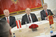 Aussprache. Von links: Botschafter Karl Michael Müller, Nationalratspräsident Wolfgang Sobotka (ÖVP), Parlamentsdirektor Harald Dossi