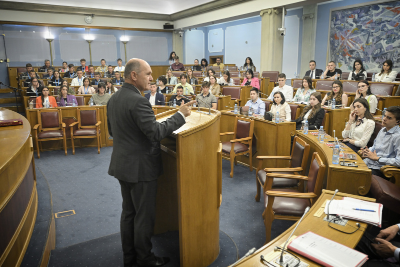 Austausch mit Vertretern der Demokratiewerkstätten und Aktivitäten zum Europatag. Blick Richtung Veranstaltungsteilnehmer:innen. Am Rednerpult Nationalratspräsident Wolfgang Sobotka (ÖVP)