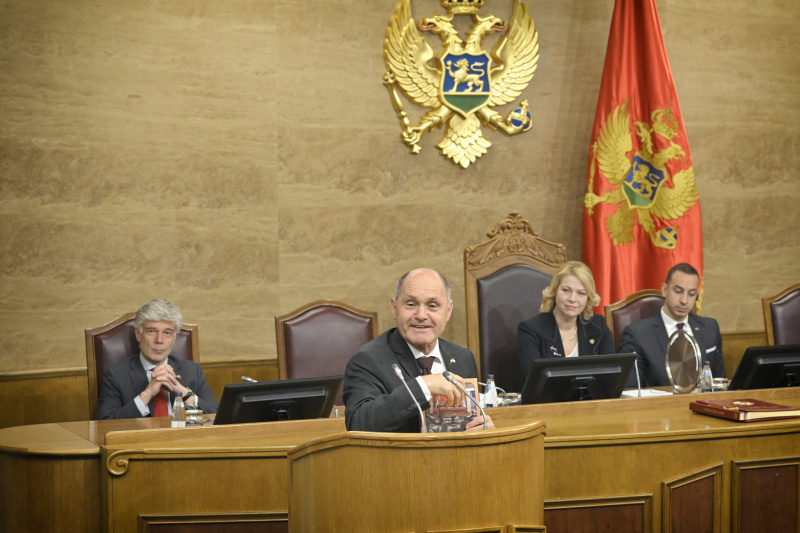 Austausch mit Vertretern der Demokratiewerkstätten und Aktivitäten zum Europatag. Von links: Parlamentsdirektor Harald Dossi, Nationalratspräsident Wolfgang Sobotka (ÖVP), Präsidentin des Parlaments von Montenegro Danijela Đurović