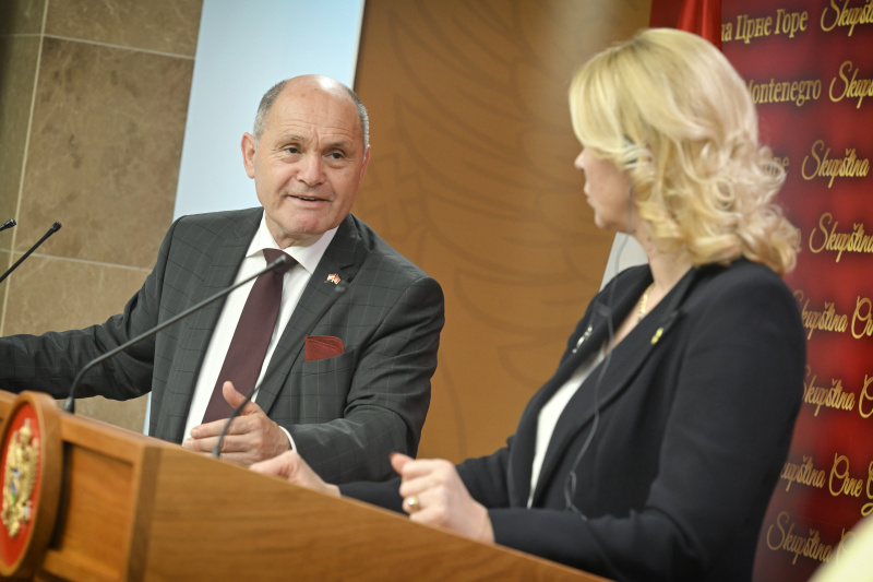 Pressestatement. Von links: Nationalratspräsident Wolfgang Sobotka (ÖVP), Präsidentin des Parlaments von Montenegro Danijela Đurović