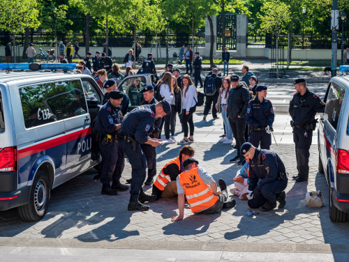 Aufnahme der Personalien der Klimaaktivisten durch die Polizei