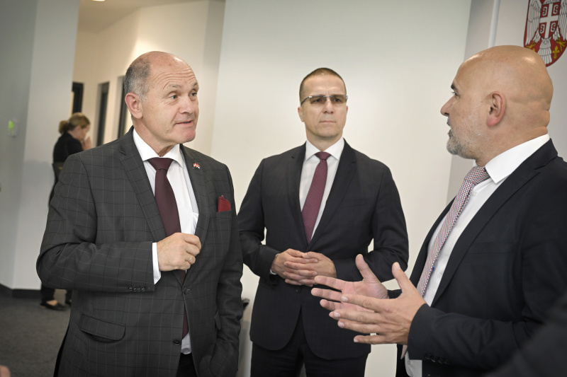 Besuch des Instituts „BioSense“. Von links: Nationalratspräsident Wolfgang Sobotka (ÖVP), Honorarkonsul Zoran Tadić, Direktor des Instituts Vladimir Crnojević