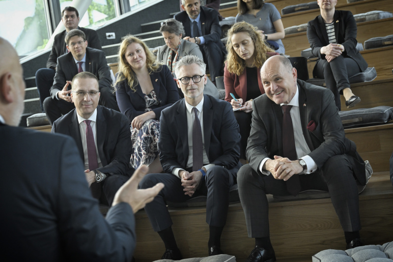 Besuch des Instituts „BioSense“. Von links: Honorarkonsul Zoran Tadić, Botschafter Christian Ebner, Nationalratspräsident Wolfgang Sobotka (ÖVP)