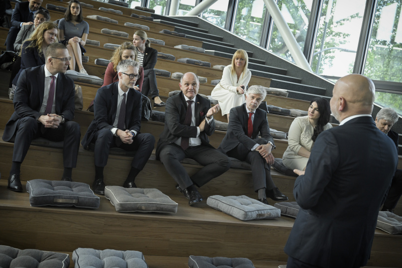 Besuch des Instituts „BioSense“. Von links: Honorarkonsul Zoran Tadić, Botschafter Christian Ebner, Nationalratspräsident Wolfgang Sobotka (ÖVP), Parlamentsdirektor Harald Dossi, Präsidentin des Parlaments der Stadt Novi Sad Jelena Marinković Radomirović, Direktor des Instituts Vladimir Crnojević