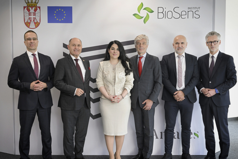 Besuch des Instituts „BioSense“. Von links: Honorarkonsul Zoran Tadić, Nationalratspräsident Wolfgang Sobotka (ÖVP), Präsidentin des Parlaments der Stadt Novi Sad Jelena Marinković Radomirović, Parlamentsdirektor Harald Dossi, Direktor des Instituts Vladimir Crnojević, Botschafter Christian Ebner