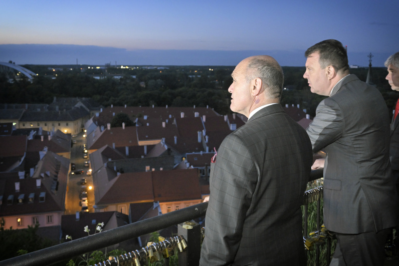 Treffen mit Vertreter:innen von Politik, Kultur und Wirtschaft. Von links: Nationalratspräsident Wolfgang Sobotka (ÖVP), Premierminister der Provinz Vojvodina Igor Mirović