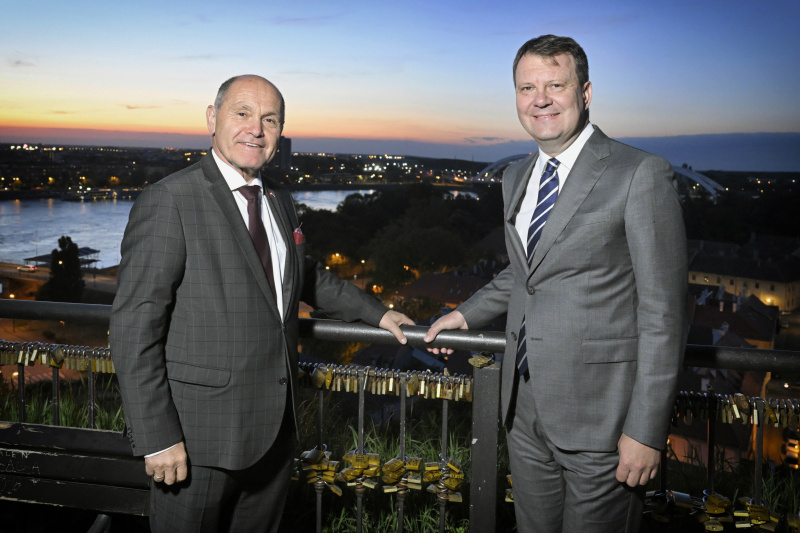 Treffen mit Vertreter:innen von Politik, Kultur und Wirtschaft. Von links: Nationalratspräsident Wolfgang Sobotka (ÖVP), Premierminister der Provinz Vojvodina Igor Mirović