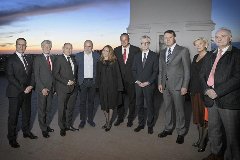 Treffen mit Vertreter:innen von Politik, Kultur und Wirtschaft. Von links: Honorarkonsul Zoran Tadić, Parlamentsdirektor Harald Dossi, Nationalratspräsident Wolfgang Sobotka (ÖVP), Direktor des Instituts Vladimir Crnojević, Direktorin Tijana Palkovljević Bugarski, Robert Čoban, Botschafter Christian Ebner, Premierminister der Provinz Vojvodina Igor Mirović, Tatijana Đukanović,