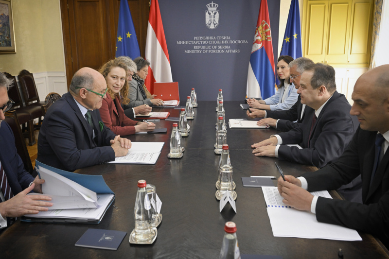 Aussprache. Linke Tischseite: Östererreichische Delegation unter der Leitung von Nationalratspräsident Wolfgang Sobotka (ÖVP) (2. von links). Rechte Tischseite: Serbische Delegation unter der Leitung von  Außenminister Ivica Dačić  (2. von rechts).