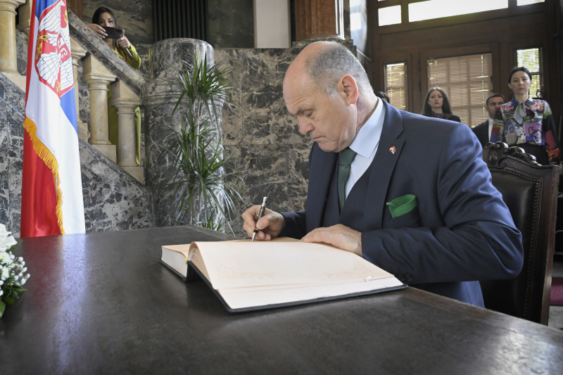 Nationalratspräsident Wolfgang Sobotka (ÖVP) bei Eintrag ins Kondolenzbuch