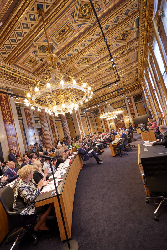 (unterschiedliche Werte). Blick Richtung Enquete-Teilnehmer:innen