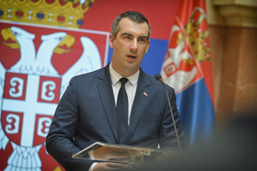 Pressestatement. Präsident der Nationalversammlung der Republik Serbien Vladimir Orlić am Rednerpult