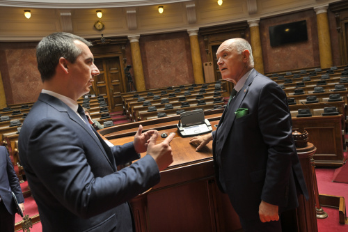 Besichtigung des Plemarsaales. Von links: Präsident der Nationalversammlung der Republik Serbien Vladimir Orlić, Nationalratspräsident Wolfgang Sobotka (ÖVP)