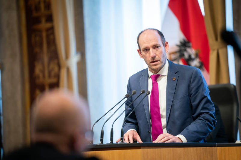 Am Rednerpult Bundesrat Karl-Arthur Arlamovsky (NEOS)