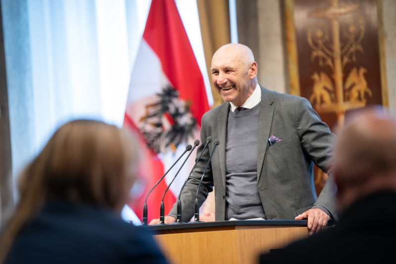 Am Rednerpult Bundesrat Manfred Mertel (SPÖ)