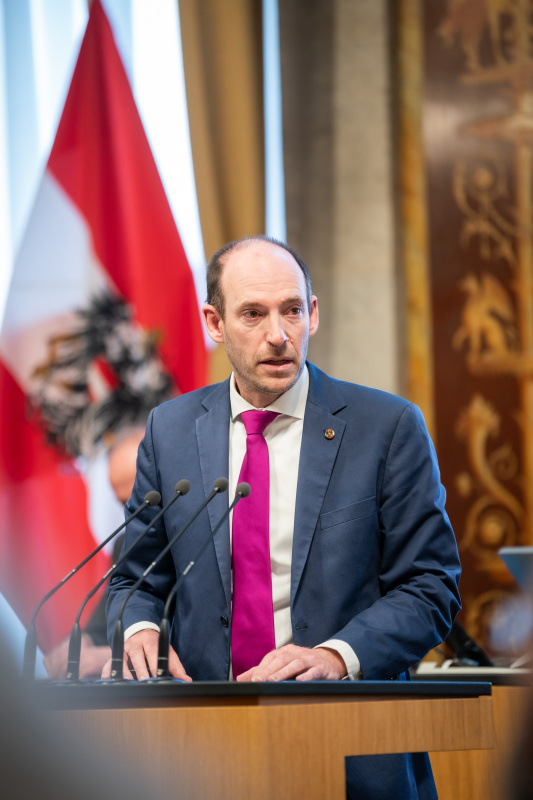 Am Rednerpult Bundesrat Karl-Arthur Arlamovsky (NEOS)