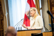 Am Rednerpult Bundesrätin Isabella Theuermann (FPÖ)