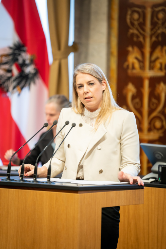 Am Rednerpult Bundesrätin Isabella Theuermann (FPÖ)