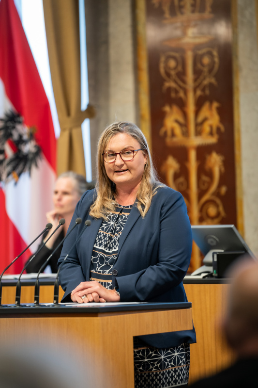 Am Rednerpult Bundesrätin Claudia Hauschildt-Buschberger (GRÜNE)