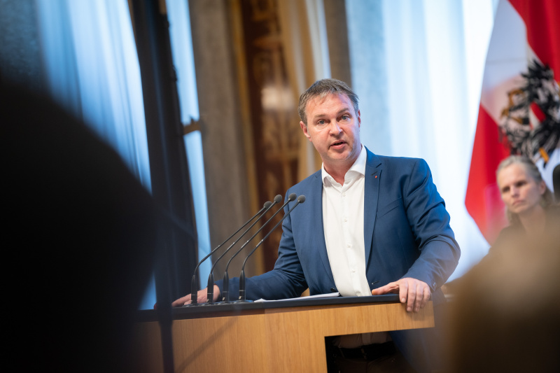 Am Rednerpult Bundesrat Andreas Babler (SPÖ)