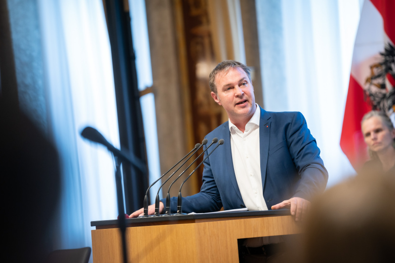 Am Rednerpult Bundesrat Andreas Babler (SPÖ)
