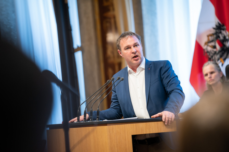 Am Rednerpult Bundesrat Andreas Babler (SPÖ)