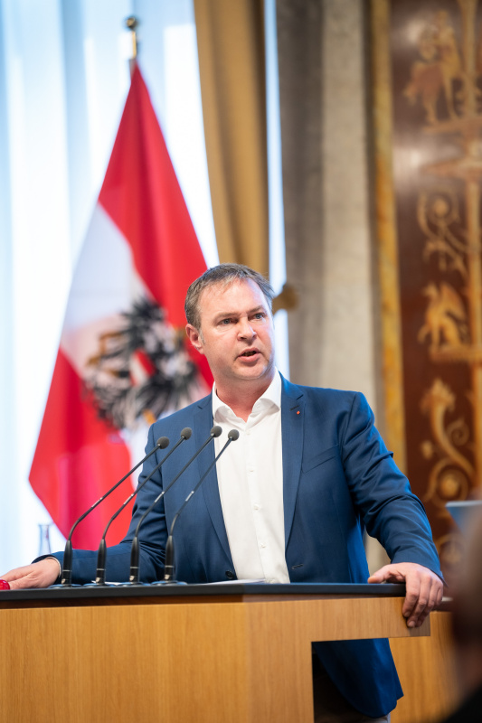 Am Rednerpult Bundesrat Andreas Babler (SPÖ)