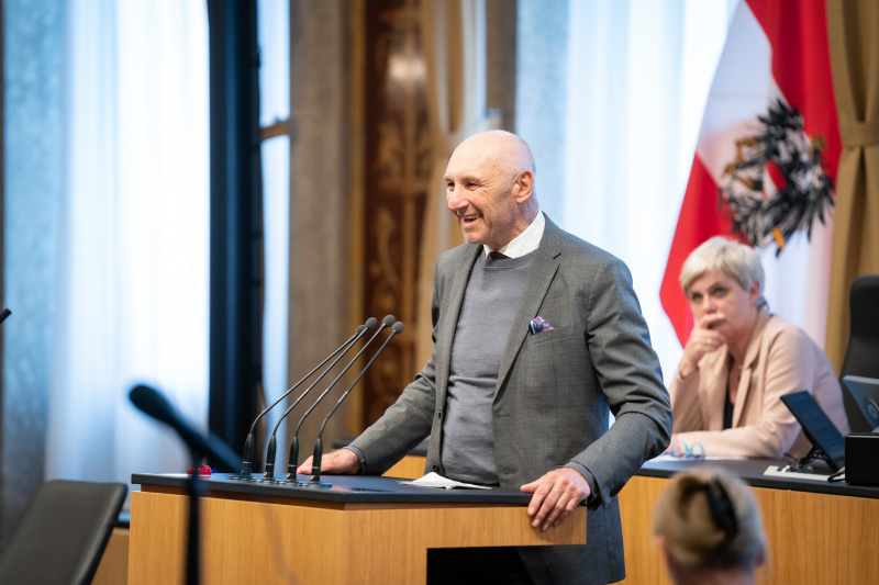 Am Rednerpult Bundesrat Manfred Mertel (SPÖ)