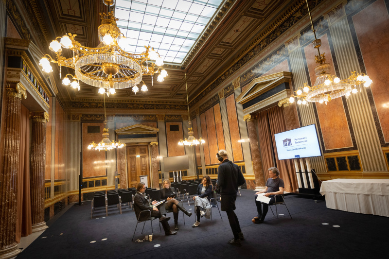 Wirtschaftswissenschafterin, Direktorin von EcoAustria Monika Köppl-Turyna und Philipp Neuhauser, Ausschussangelegenheiten Bundesratsdienst mit Podcastteam