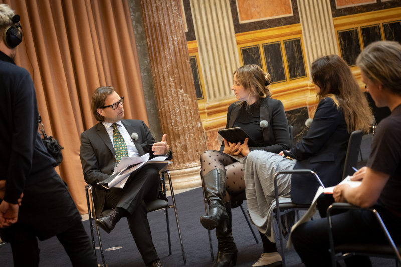 Philipp Neuhauser - Ausschussangelegenheiten Bundesratsdienst, ModeratorinTatjana Lukáš, Wirtschaftswissenschafterin, Direktorin von EcoAustria Monika Köppl-Turyna im Interview