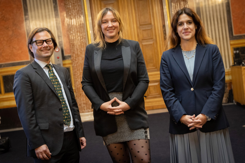 Gruppenfoto, von rechts: Wirtschaftswissenschafterin, Direktorin von EcoAustria Monika Köppl-Turyna, Tatjana Lukáš und Philipp Neuhauser, Ausschussangelegenheiten Bundesratsdienst