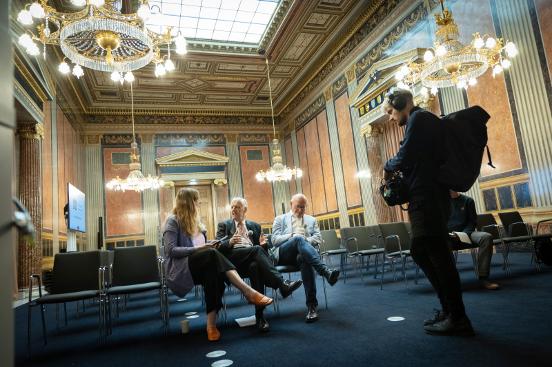 Verfassungs- und Verwaltungsjurist Peter Bußjäger und Präsident des Verfassungsgerichtshofs a.D. Gerhart Holzinger mit Podcastteam